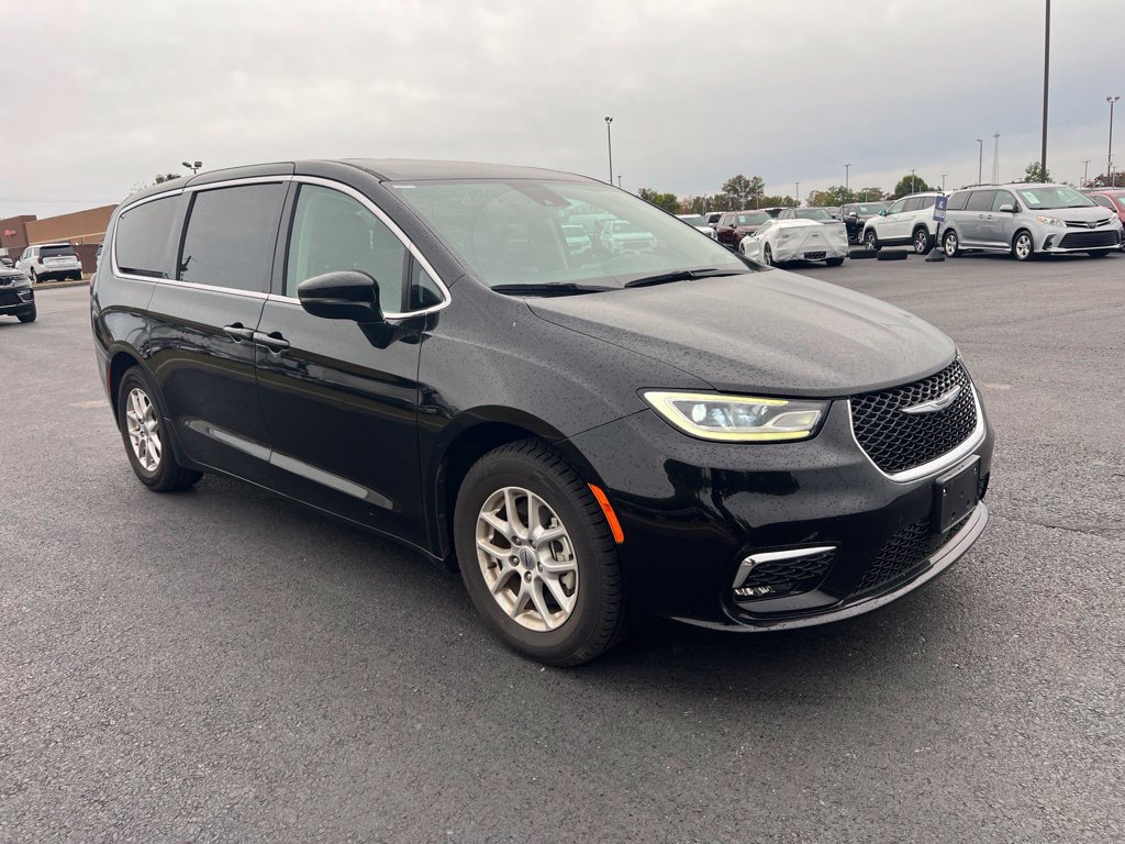 Used 2024 Chrysler Pacifica Touring-L FWD image 2