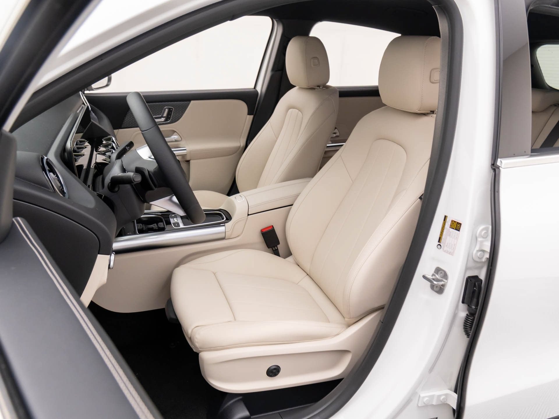 New 2025 Mercedes-Benz GLA 250 4MATIC image 13
