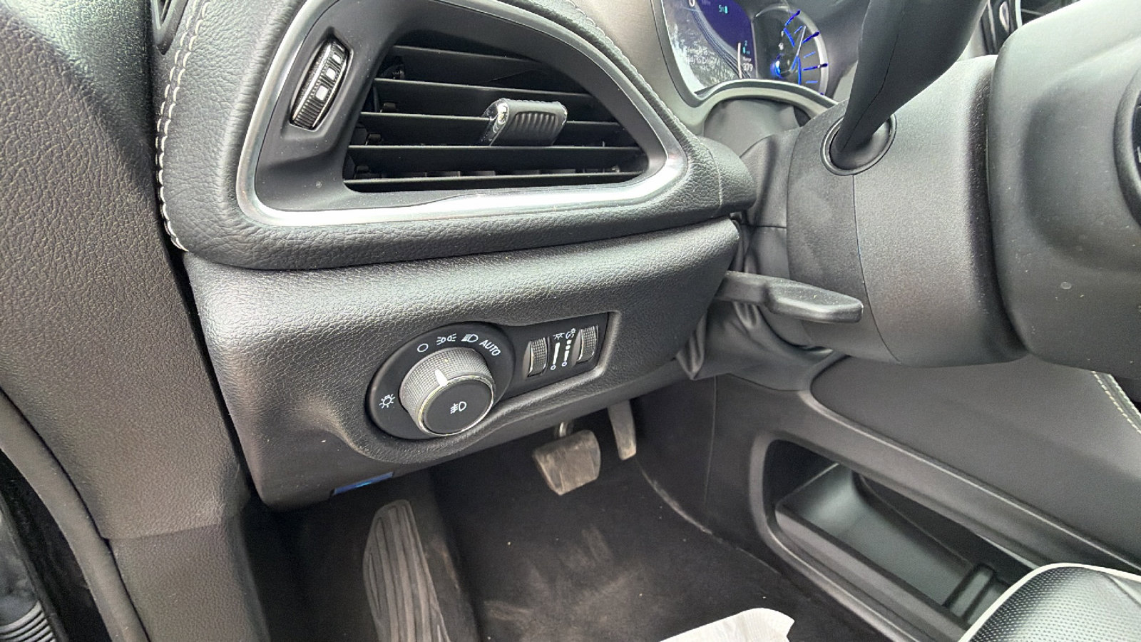 Used 2024 Chrysler Pacifica Premium image 25