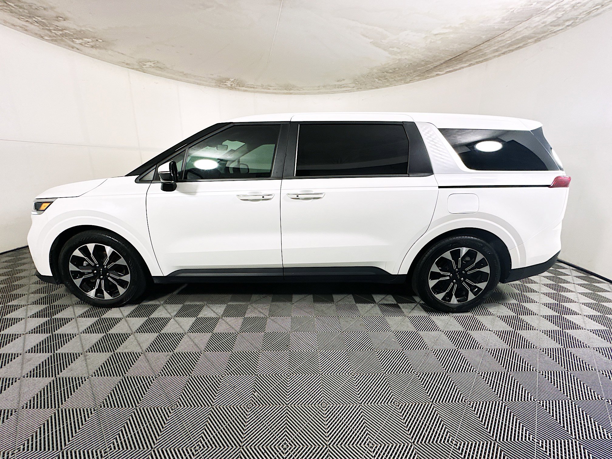 Used 2024 Kia Carnival EX FWD image 6