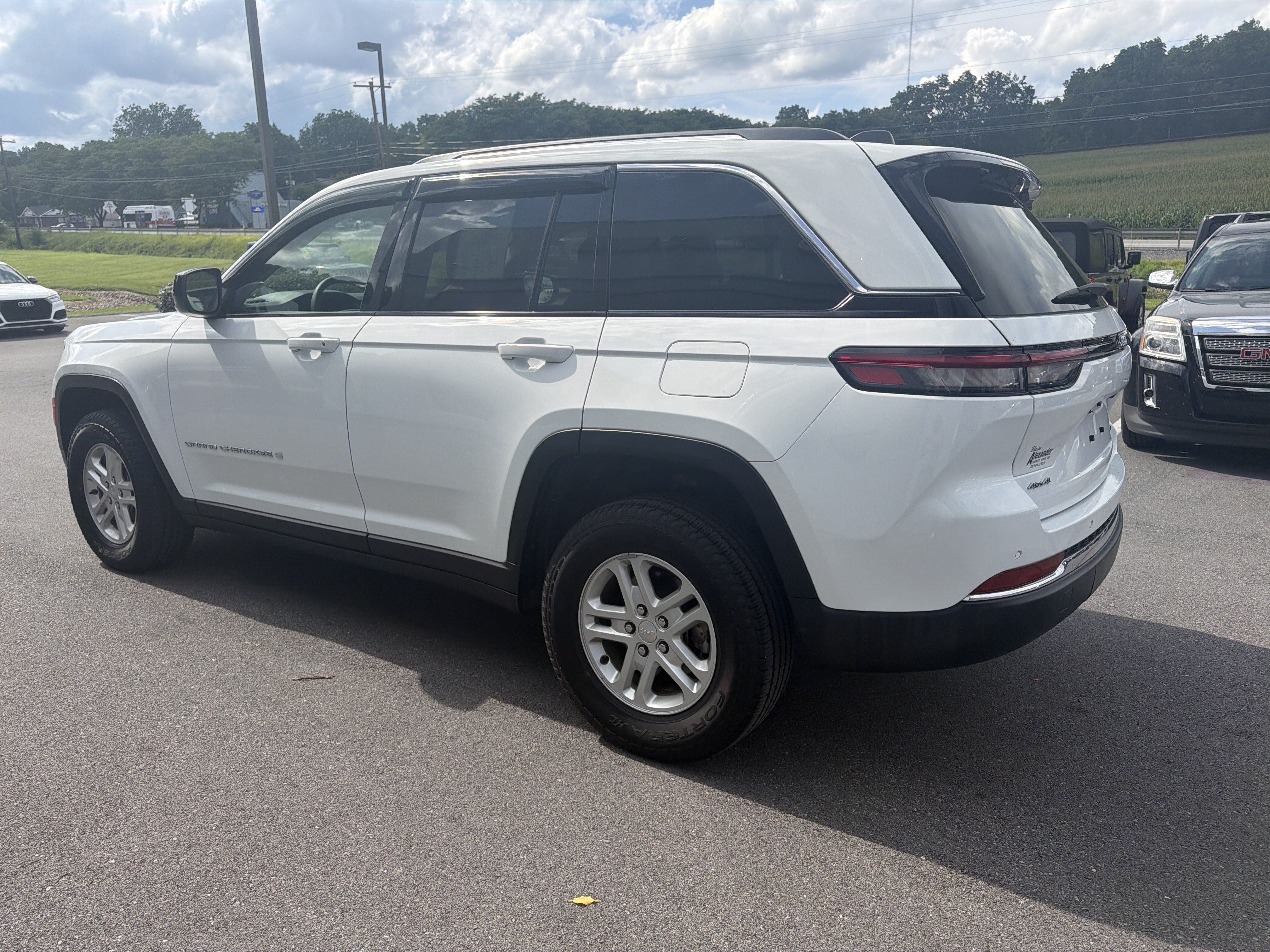 Used 2023 Jeep Grand Cherokee Laredo AWD/4WD image 6