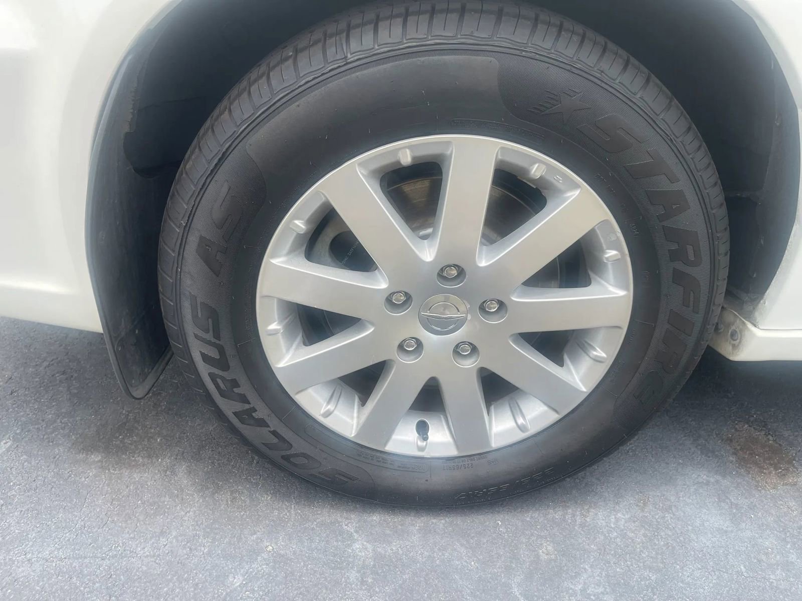Used 2013 Chrysler Town & Country Touring FWD image 23