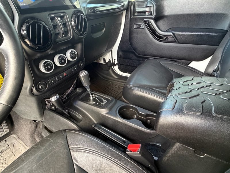 Used 2015 Jeep Wrangler Unlimited Sahara AWD/4WD image 15