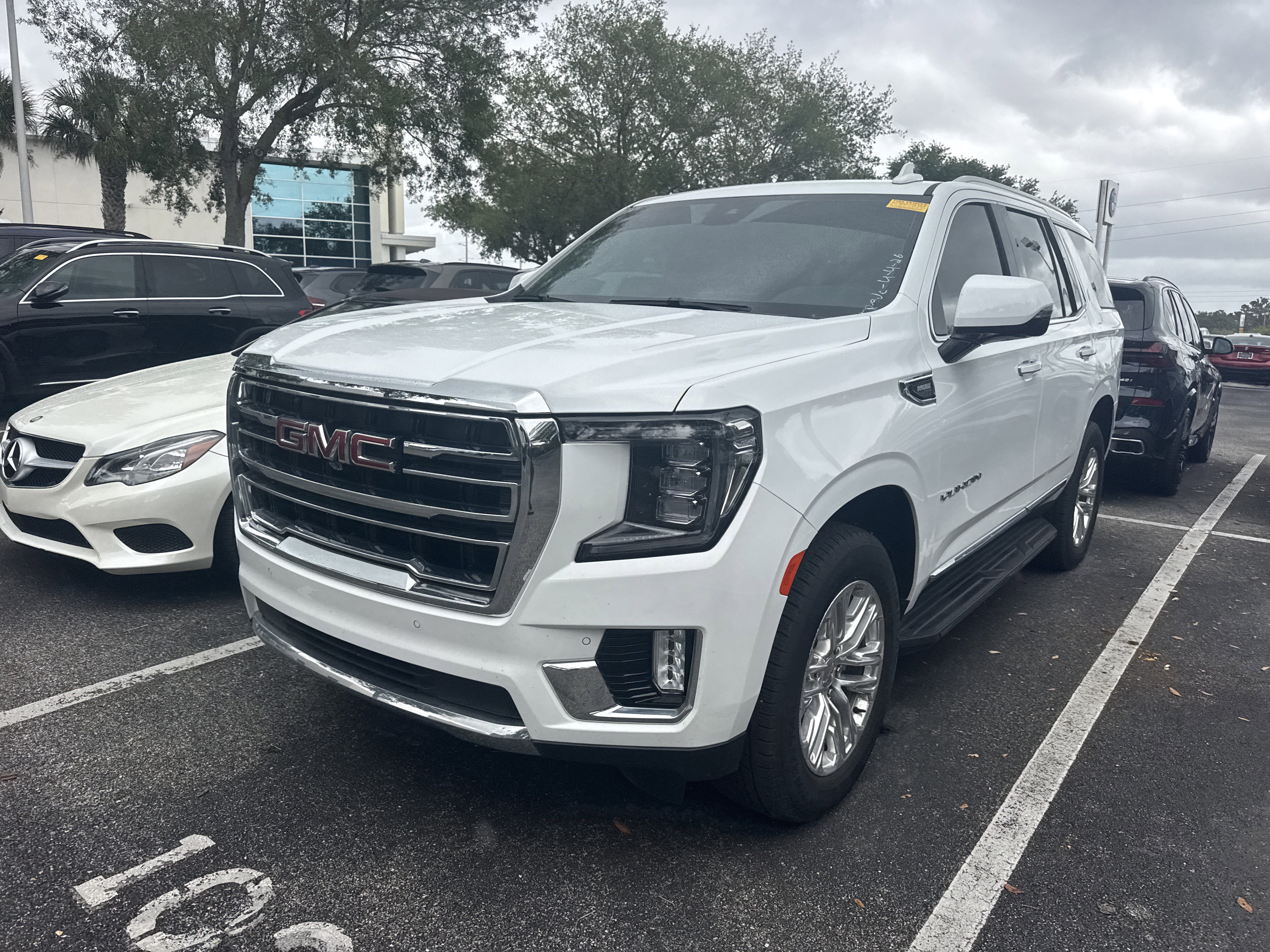 Used 2024 GMC Yukon SLT w/ SLT Luxury Package image 4