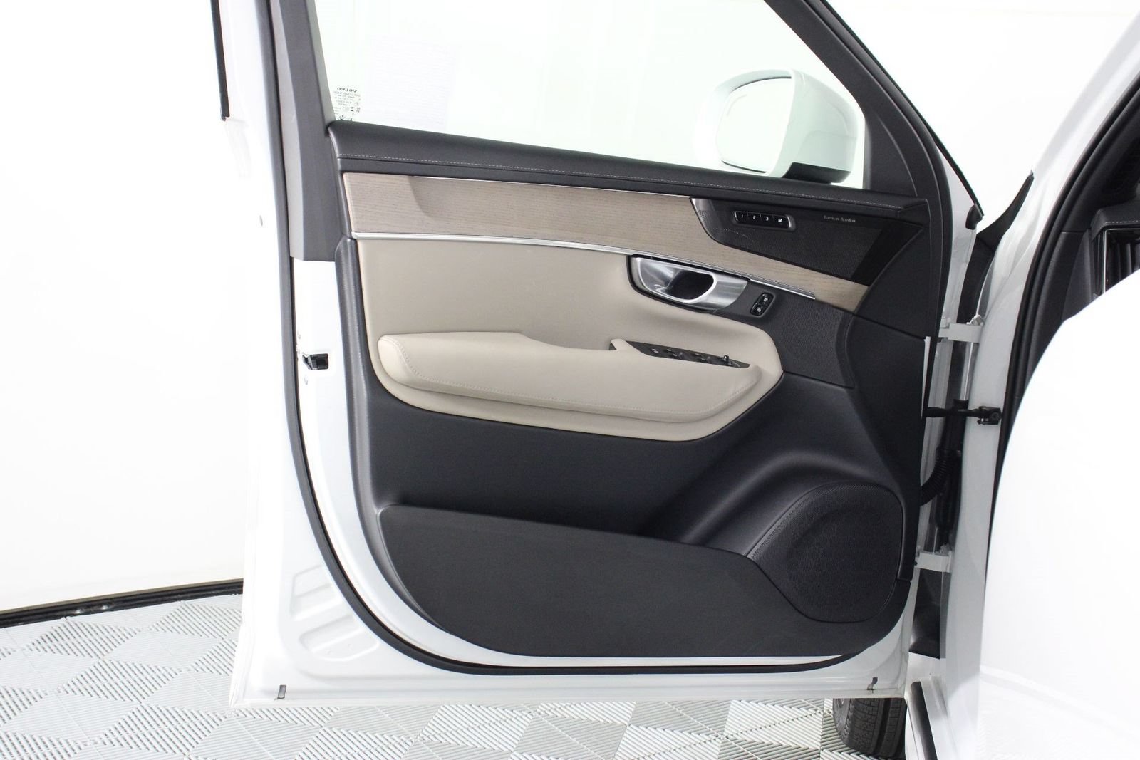 Certified 2026 Volvo XC90 B6 Plus w/ Protection Package Premier AWD/4WD image 17