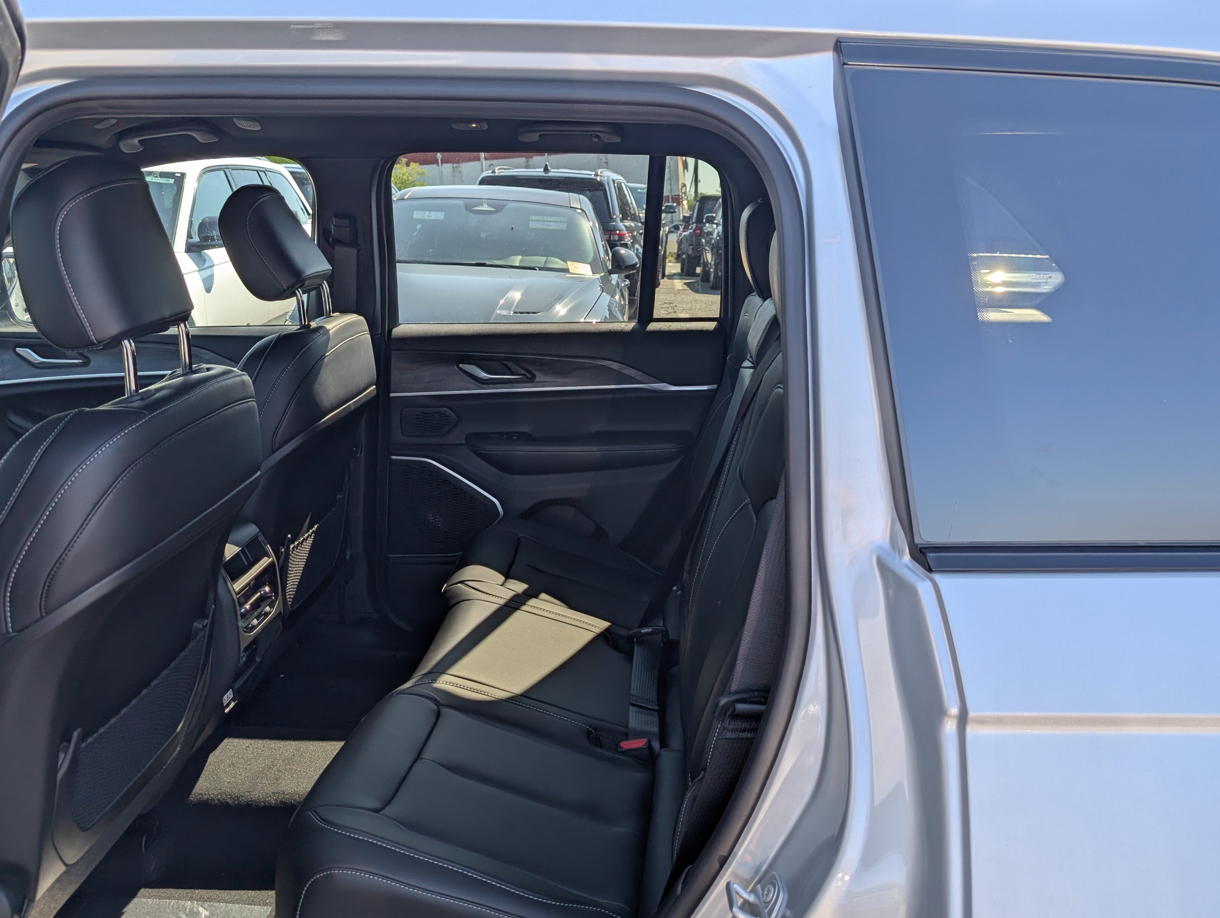 New 2025 Jeep Grand Cherokee Limited w/ Black Appearance Package AWD/4WD image 14