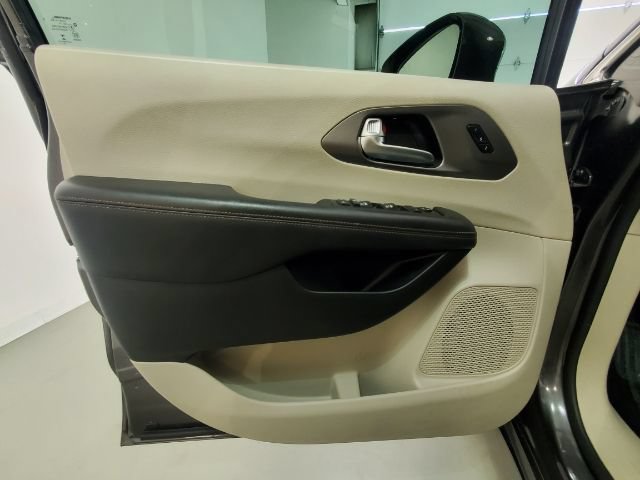 Used 2020 Chrysler Pacifica Touring-L Plus w/ Advanced Safetytec Group FWD image 16
