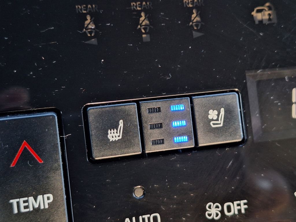 Used 2019 Toyota Avalon Limited image 26