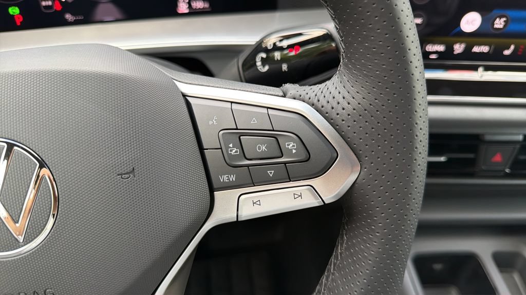 New 2026 Volkswagen Tiguan SE R-Line FWD image 23