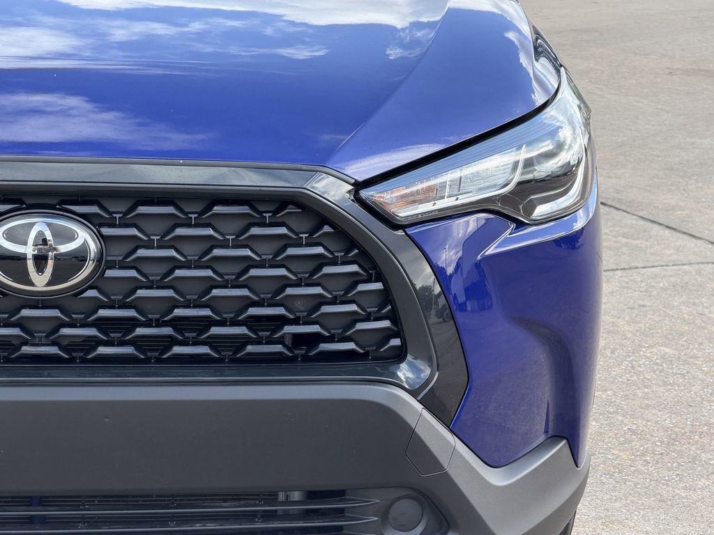 Used 2025 Toyota Corolla Cross LE FWD image 4