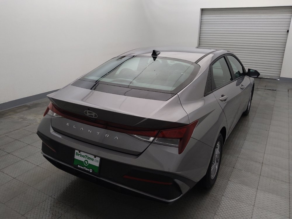 Used 2025 Hyundai Elantra SE FWD image 7