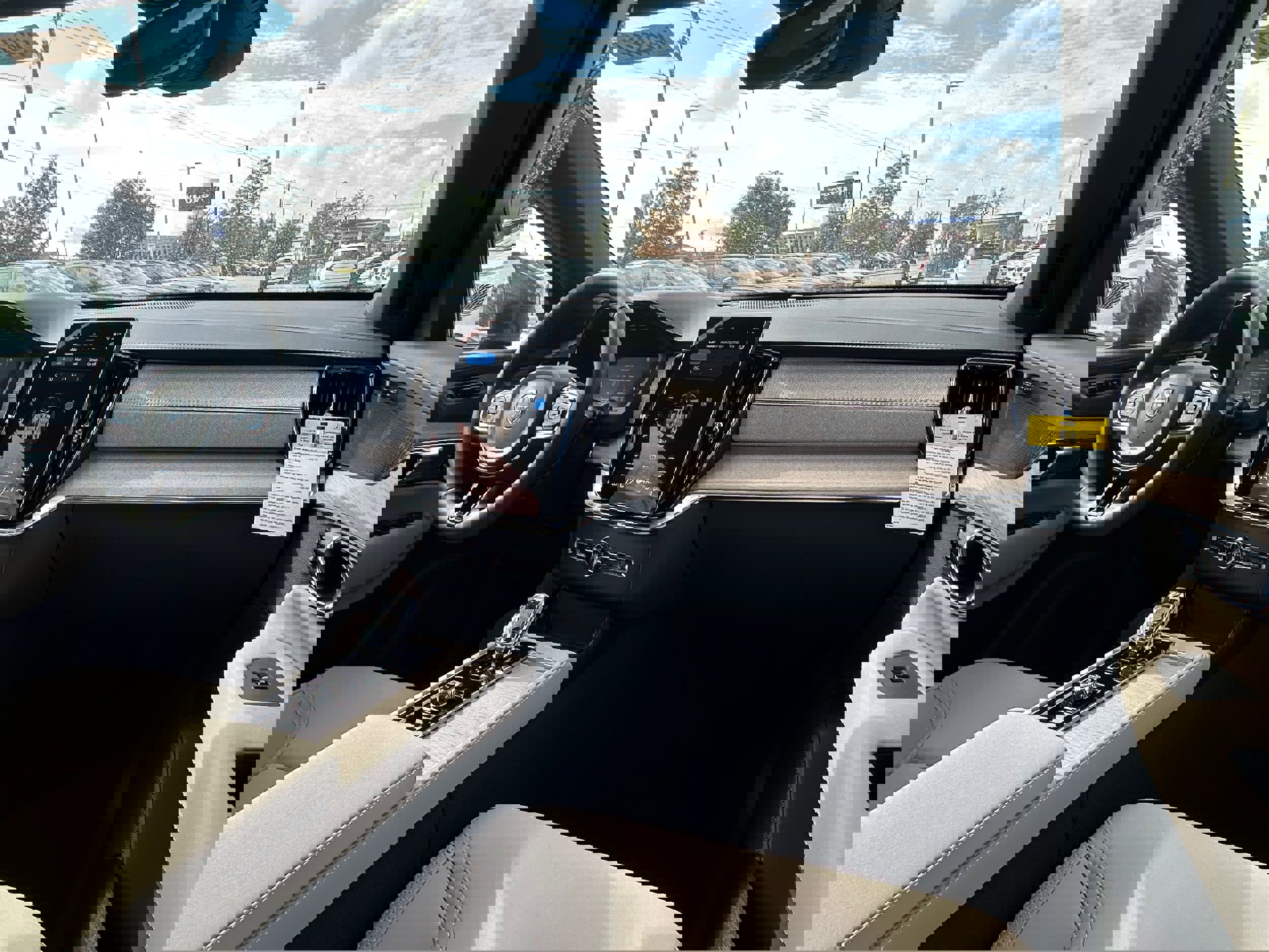 New 2026 Volvo XC90 B6 Plus w/ Protection Package Premier image 11