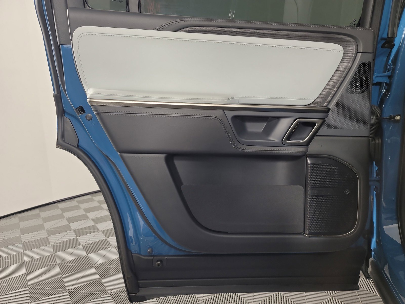 Used 2023 Rivian R1S Launch Edition image 15