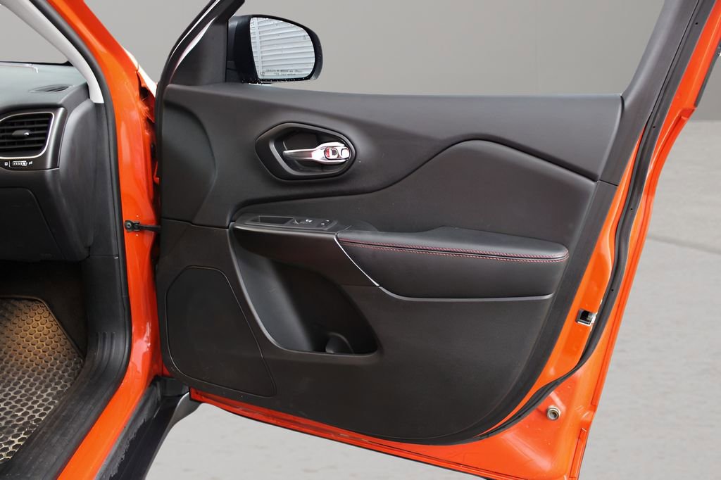 Used 2021 Jeep Cherokee Trailhawk image 19