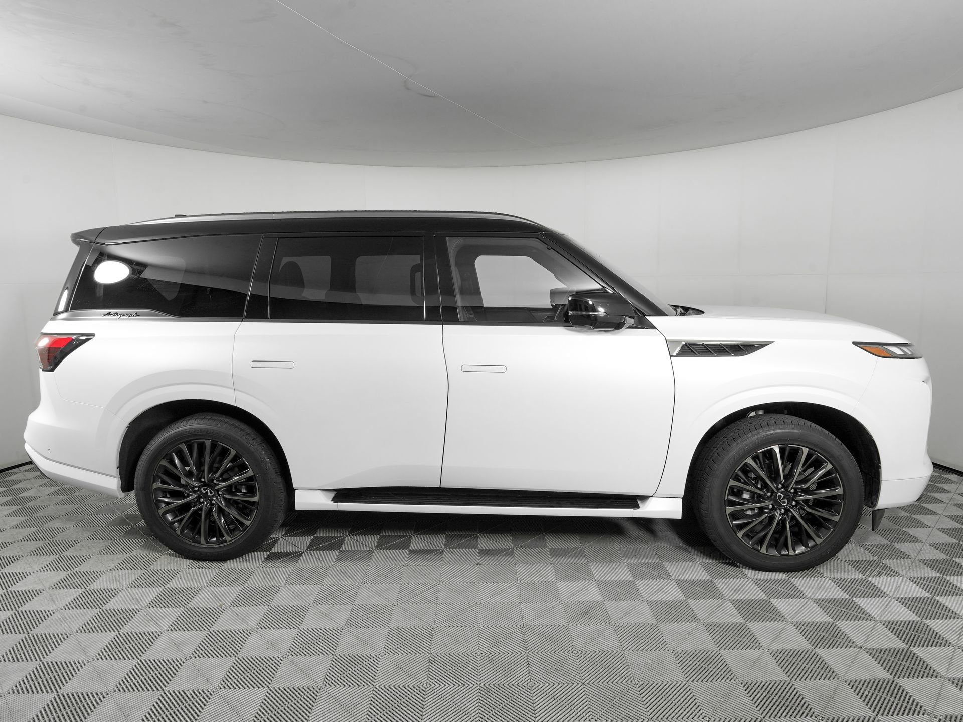 Used 2025 INFINITI QX80 Autograph AWD/4WD image 3