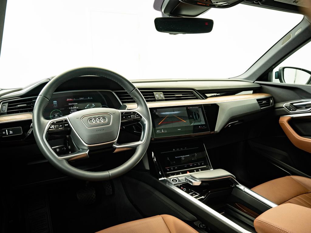 Used 2022 Audi e-tron Premium Plus w/ Premium Plus Package image 34