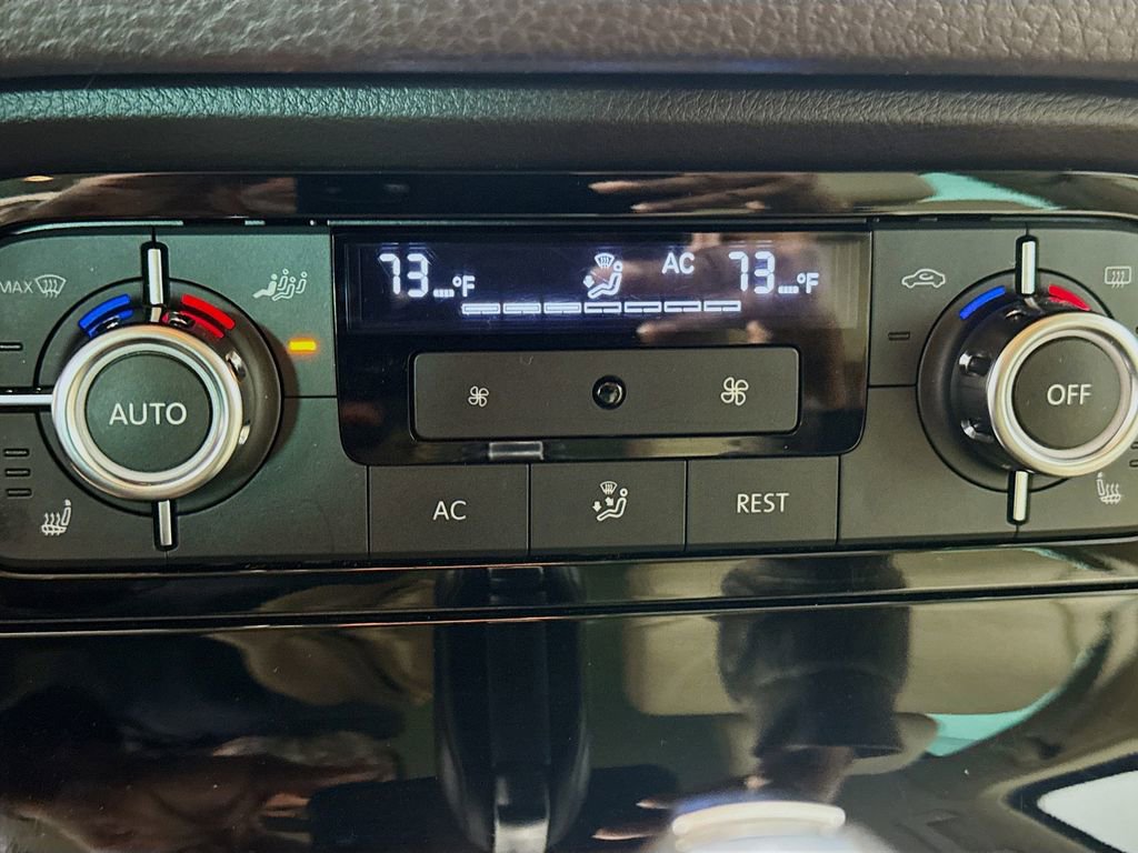 Used 2011 Volkswagen Touareg Sport image 16