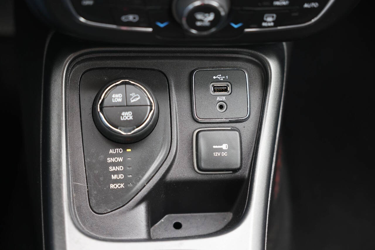 Used 2020 Jeep Compass Trailhawk AWD/4WD image 23