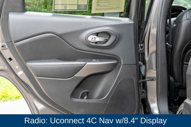 Used 2019 Jeep Cherokee Overland w/ Technology Group AWD/4WD image 15
