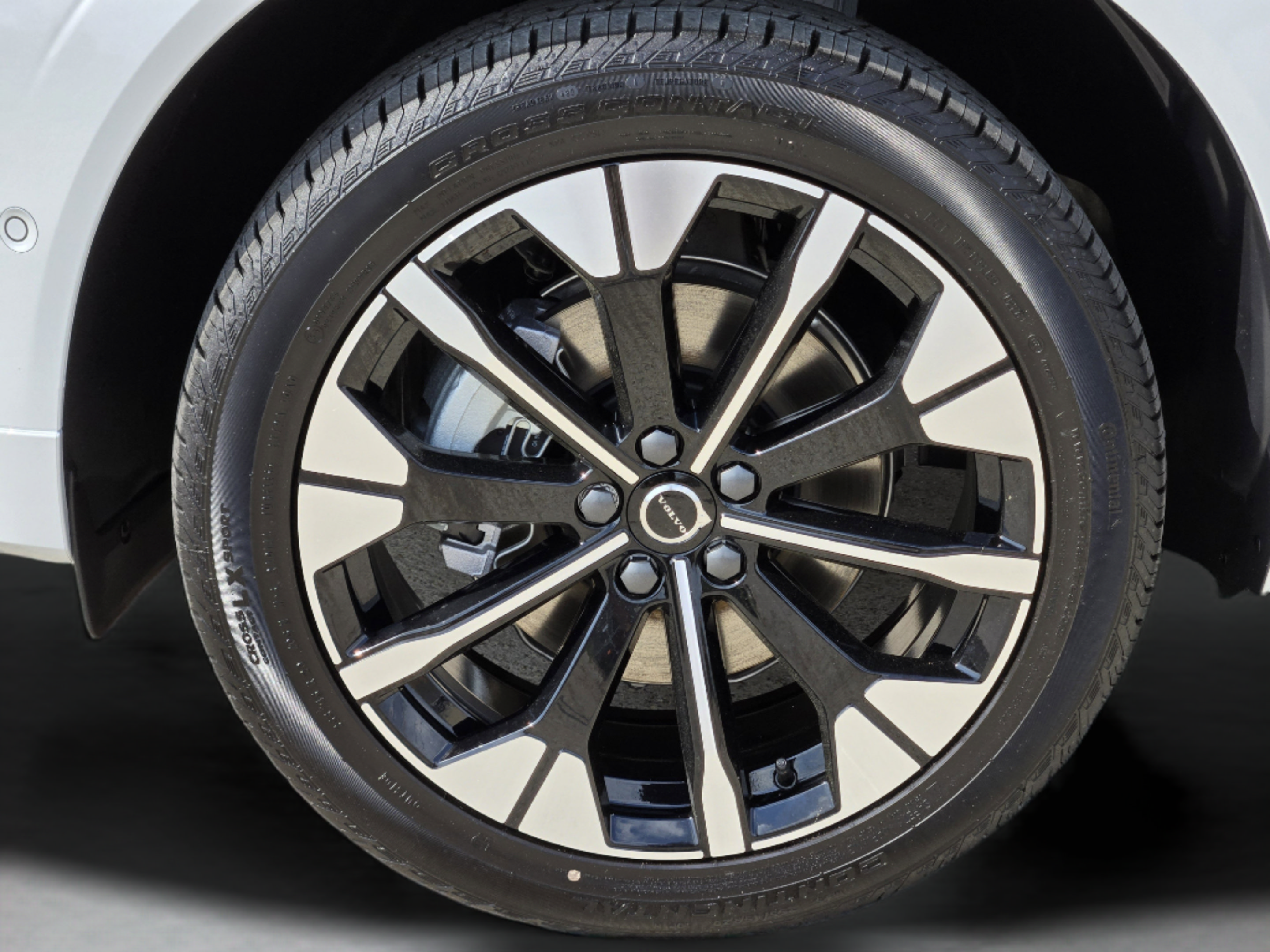 New 2026 Volvo XC60 B5 Plus w/ Protection Package Premier AWD/4WD image 32
