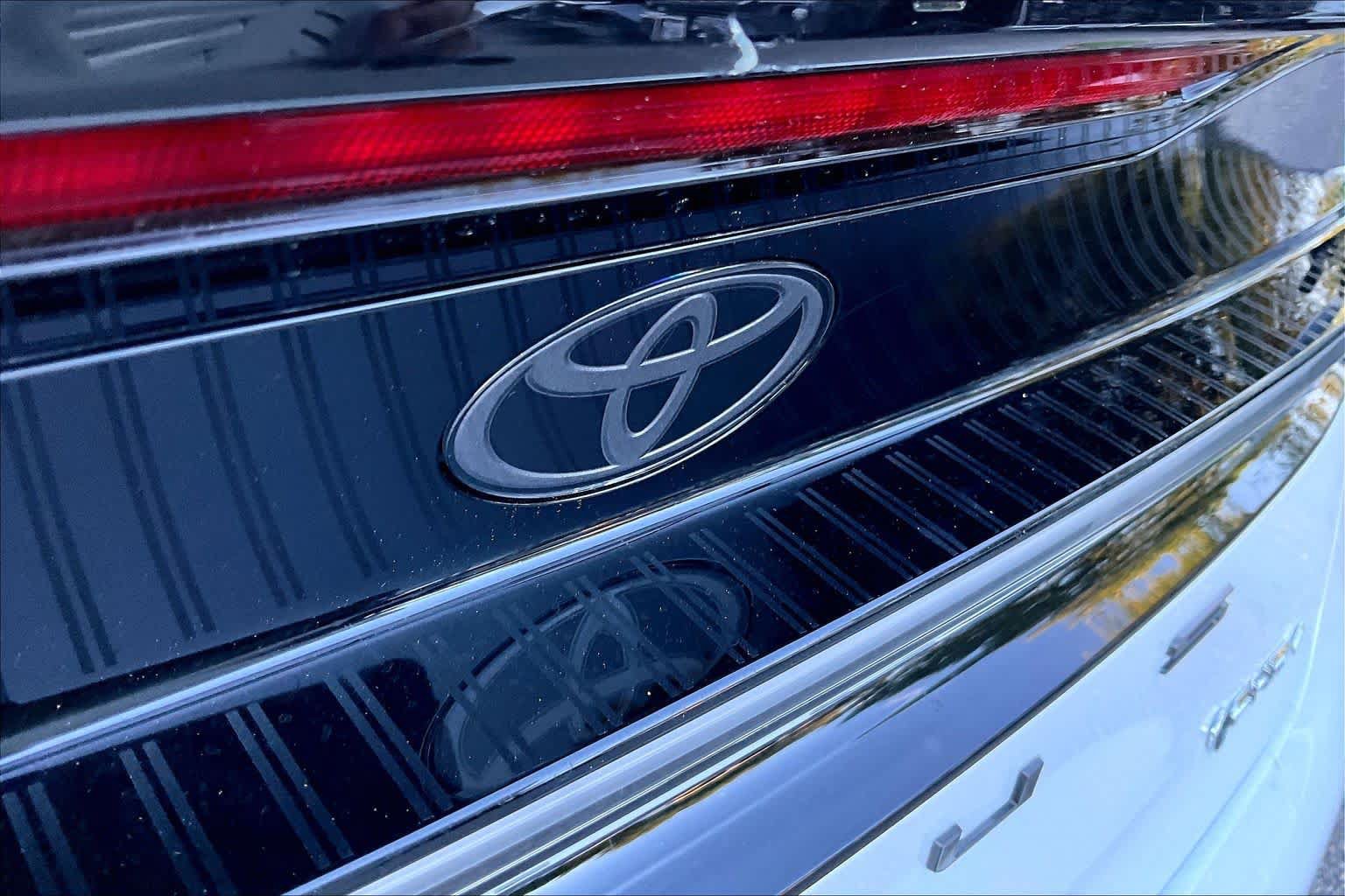 Certified 2026 Toyota Prius Plug-In Hybrid FWD image 29