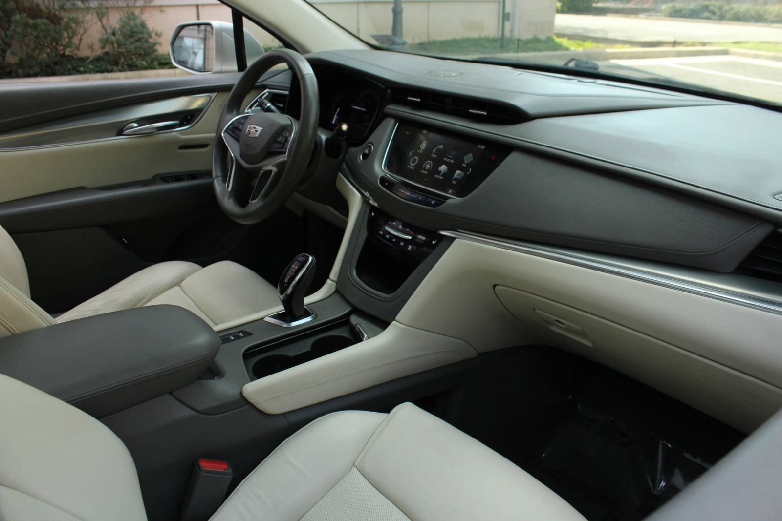 Used 2017 Cadillac XT5 Luxury w/ Driver Awareness Package AWD/4WD image 24