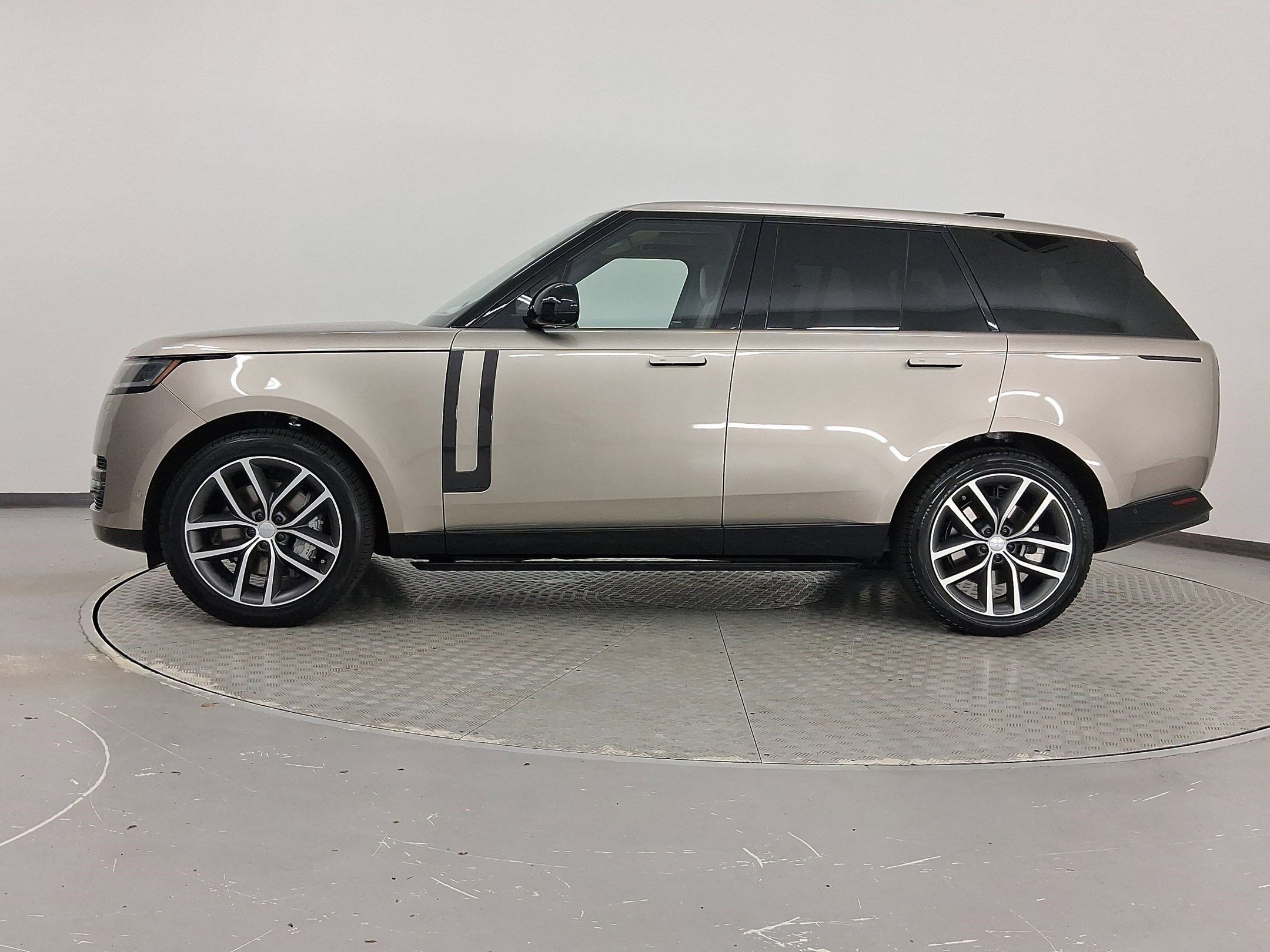 New 2025 Land Rover Range Rover SE image 2