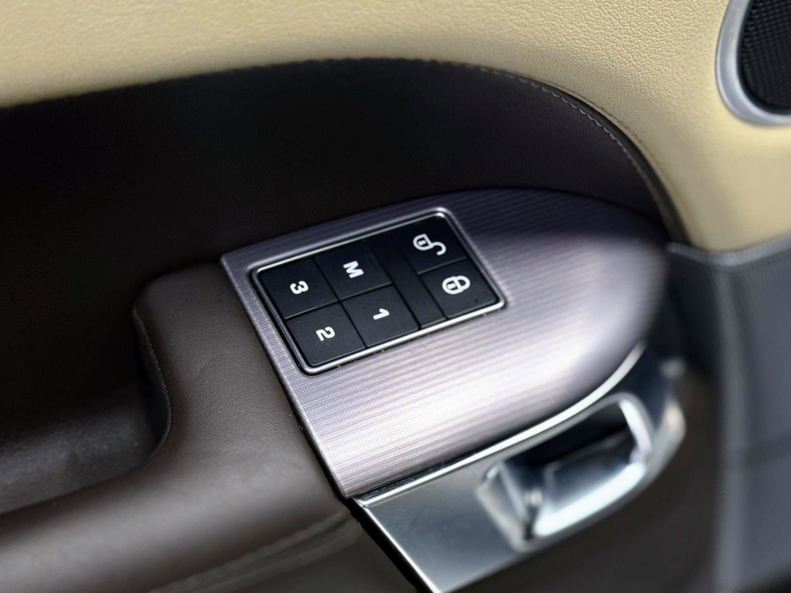 Used 2020 Land Rover Range Rover Sport HSE image 13