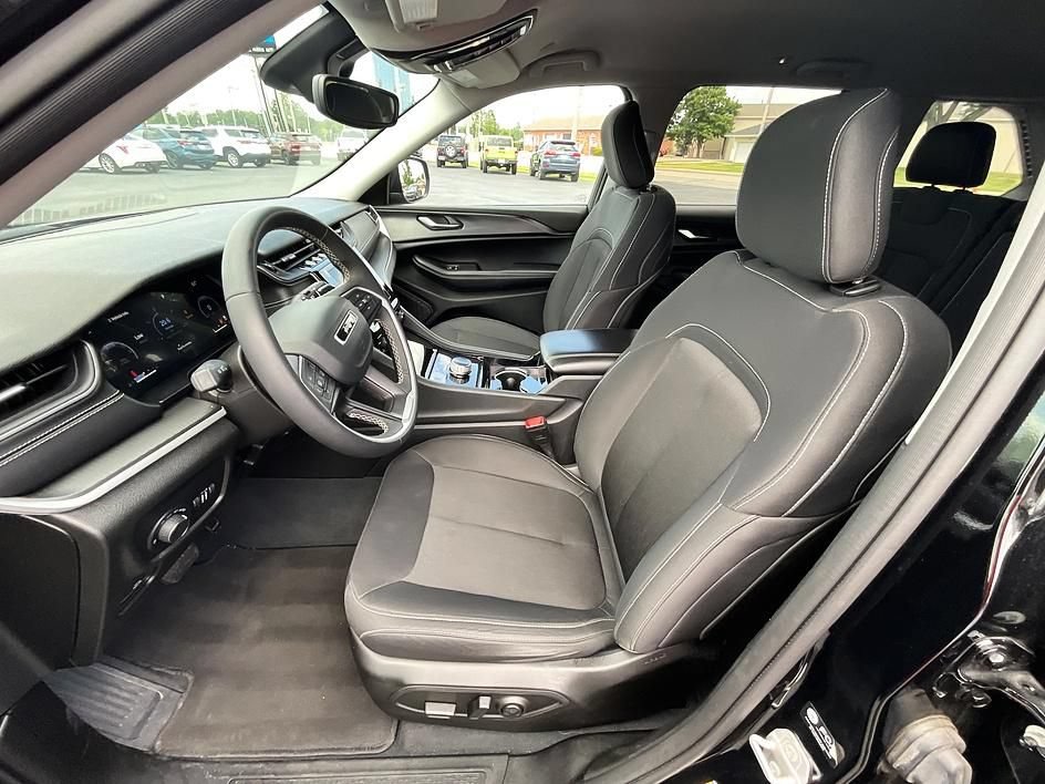 Used 2023 Jeep Grand Cherokee Laredo AWD/4WD image 5