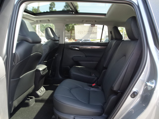 New 2026 Toyota Highlander Platinum AWD/4WD image 13
