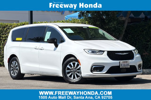 Used 2024 Chrysler Pacifica Limited FWD image 1