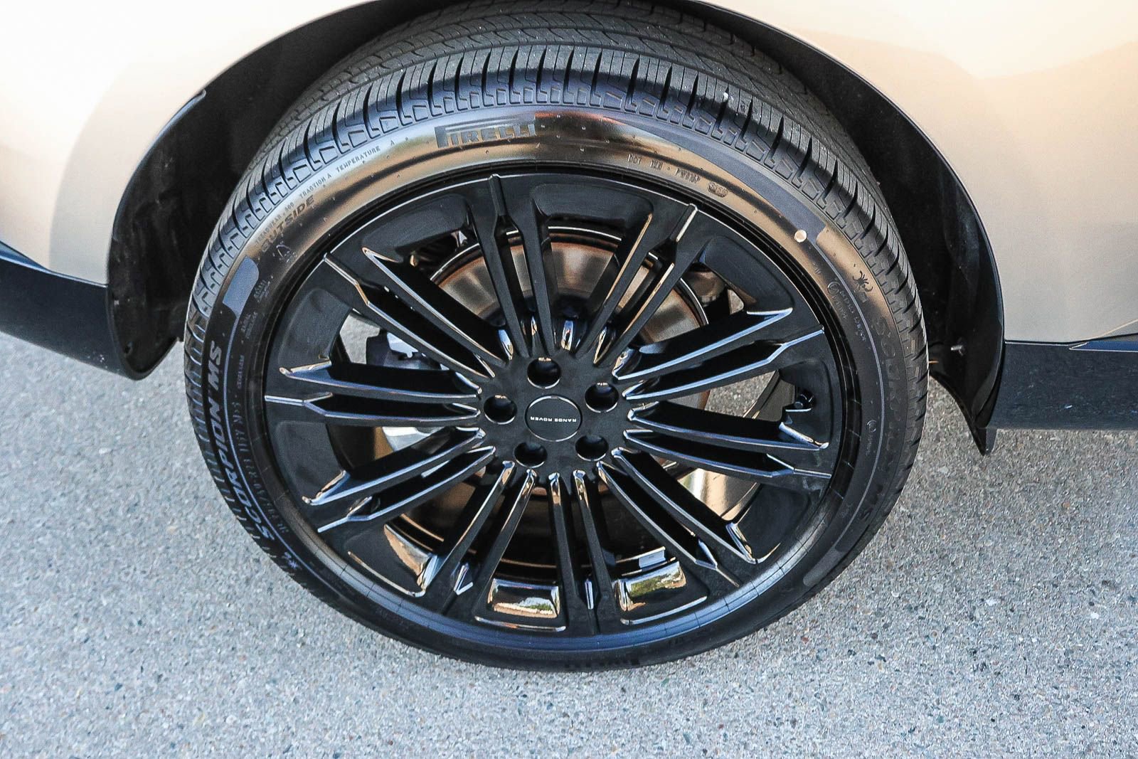 New 2026 Land Rover Range Rover Long Wheelbase SE image 13