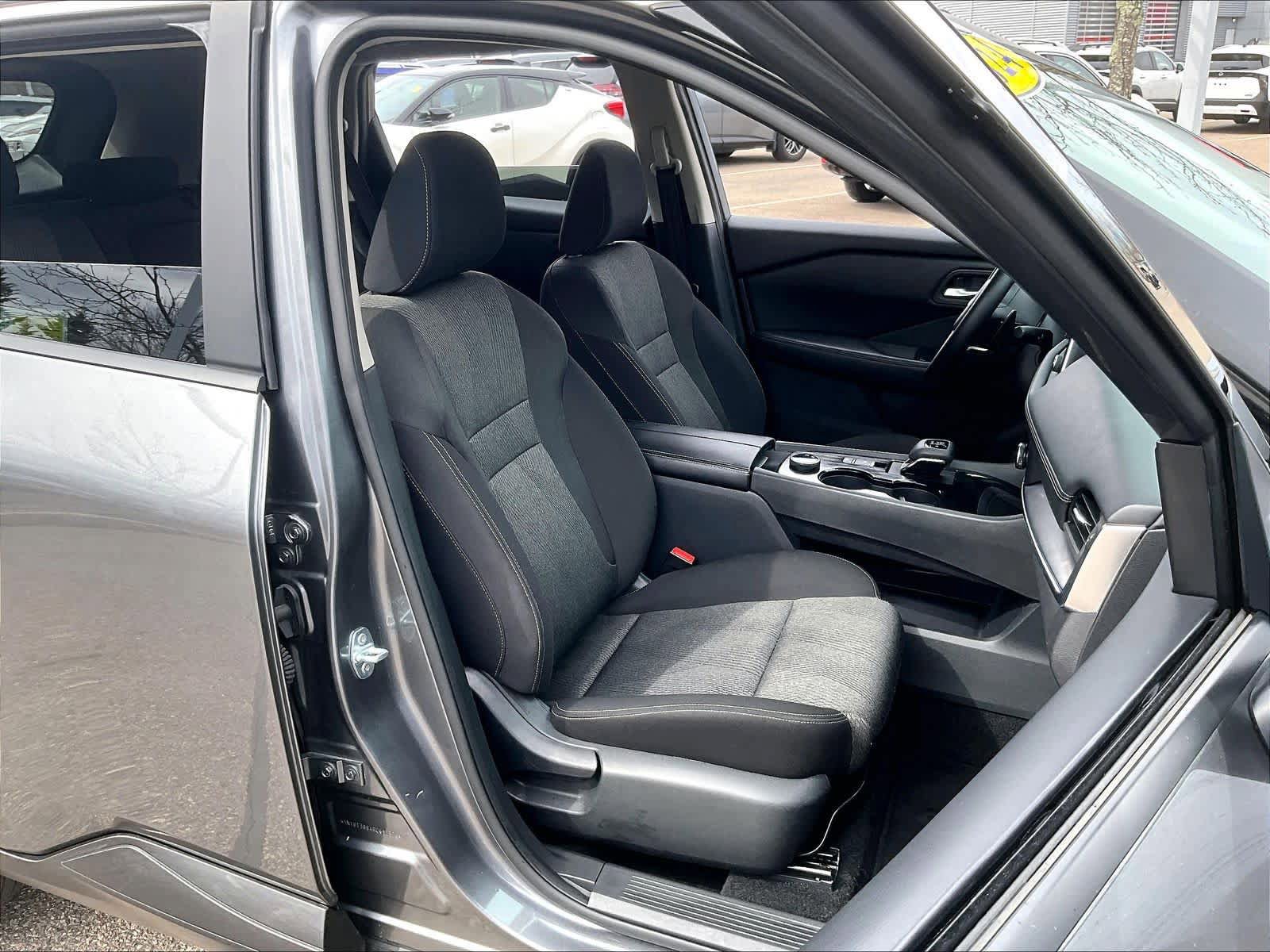 Used 2024 Nissan Rogue SV image 11