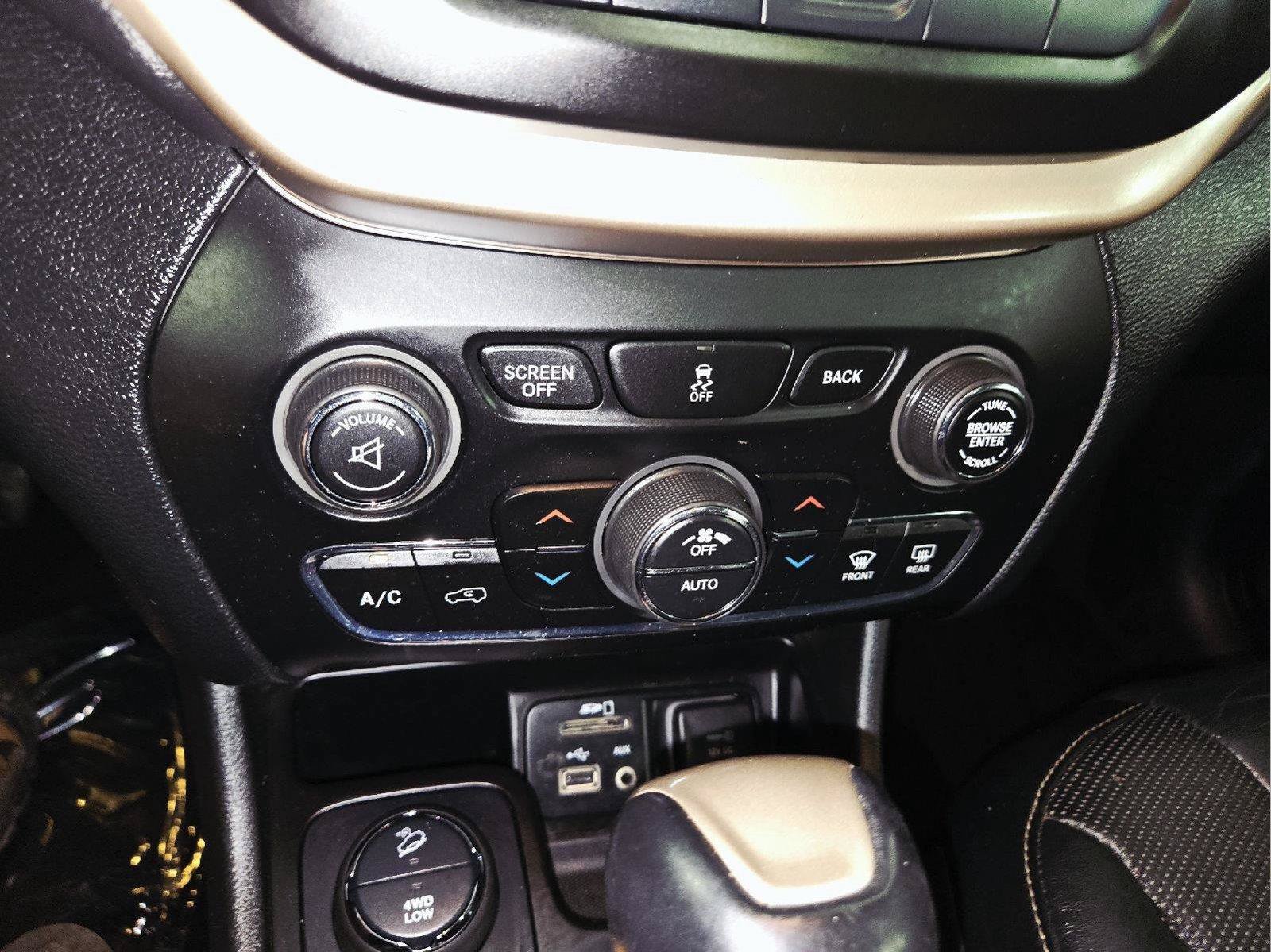 Used 2014 Jeep Cherokee Limited w/ Luxury Group AWD/4WD image 34
