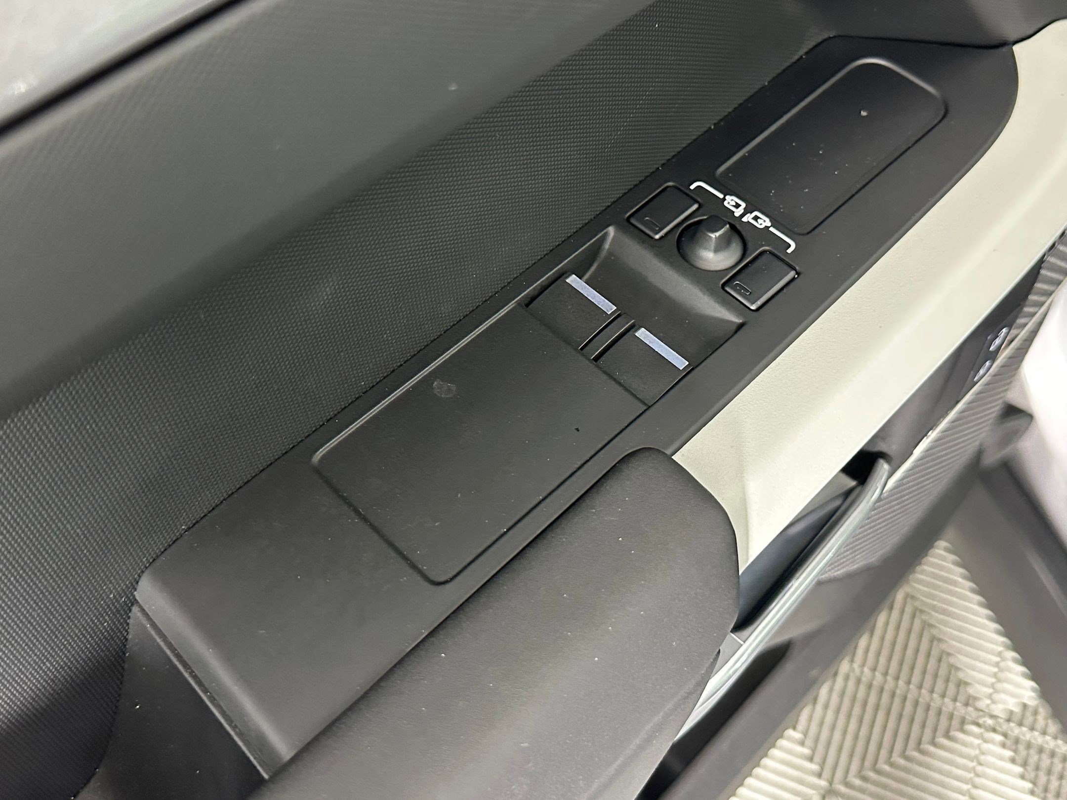 Certified 2024 Land Rover Defender 90 S image 21