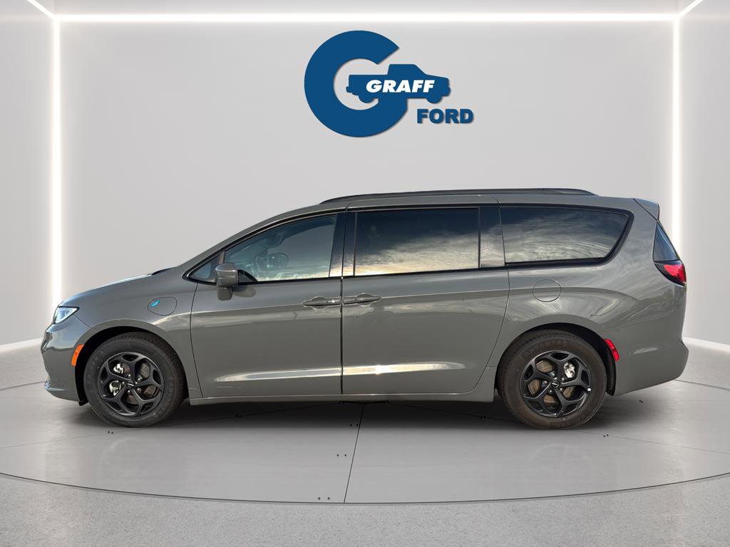 Used 2021 Chrysler Pacifica Touring w/ Uconnect Theater Family Group FWD image 12