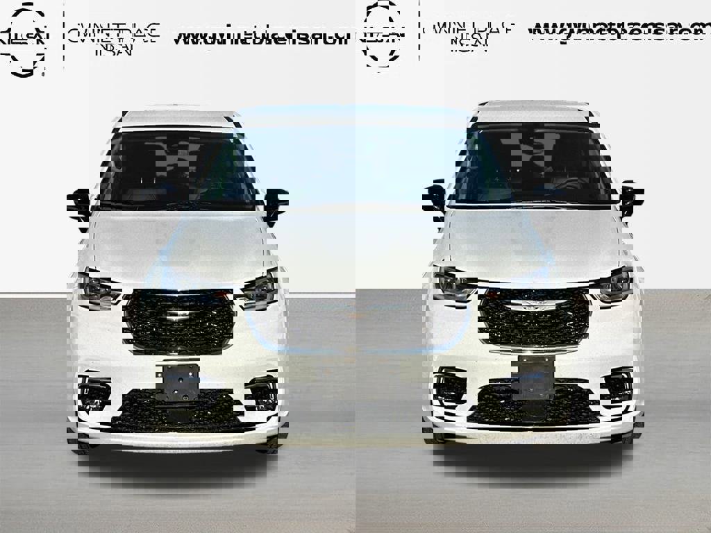 Used 2024 Chrysler Pacifica Touring-L video 2