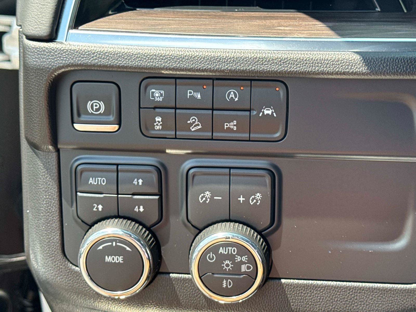 Used 2025 Chevrolet Suburban Z71 AWD/4WD image 34