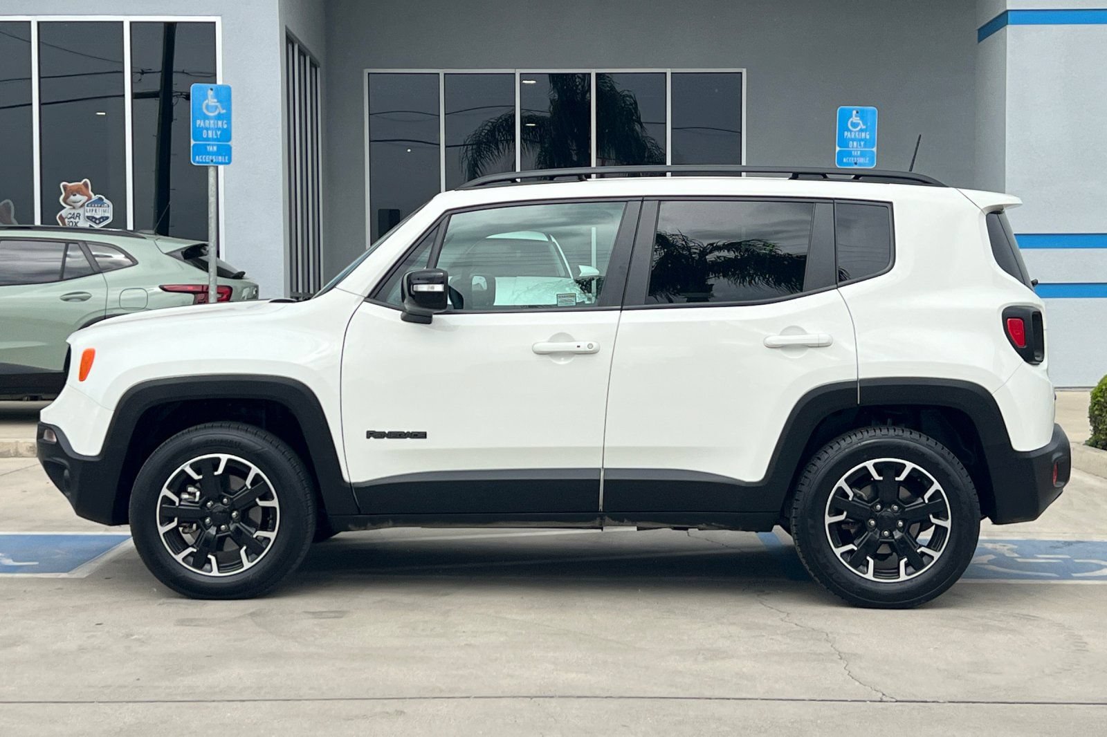 Used 2023 Jeep Renegade Latitude AWD/4WD image 8