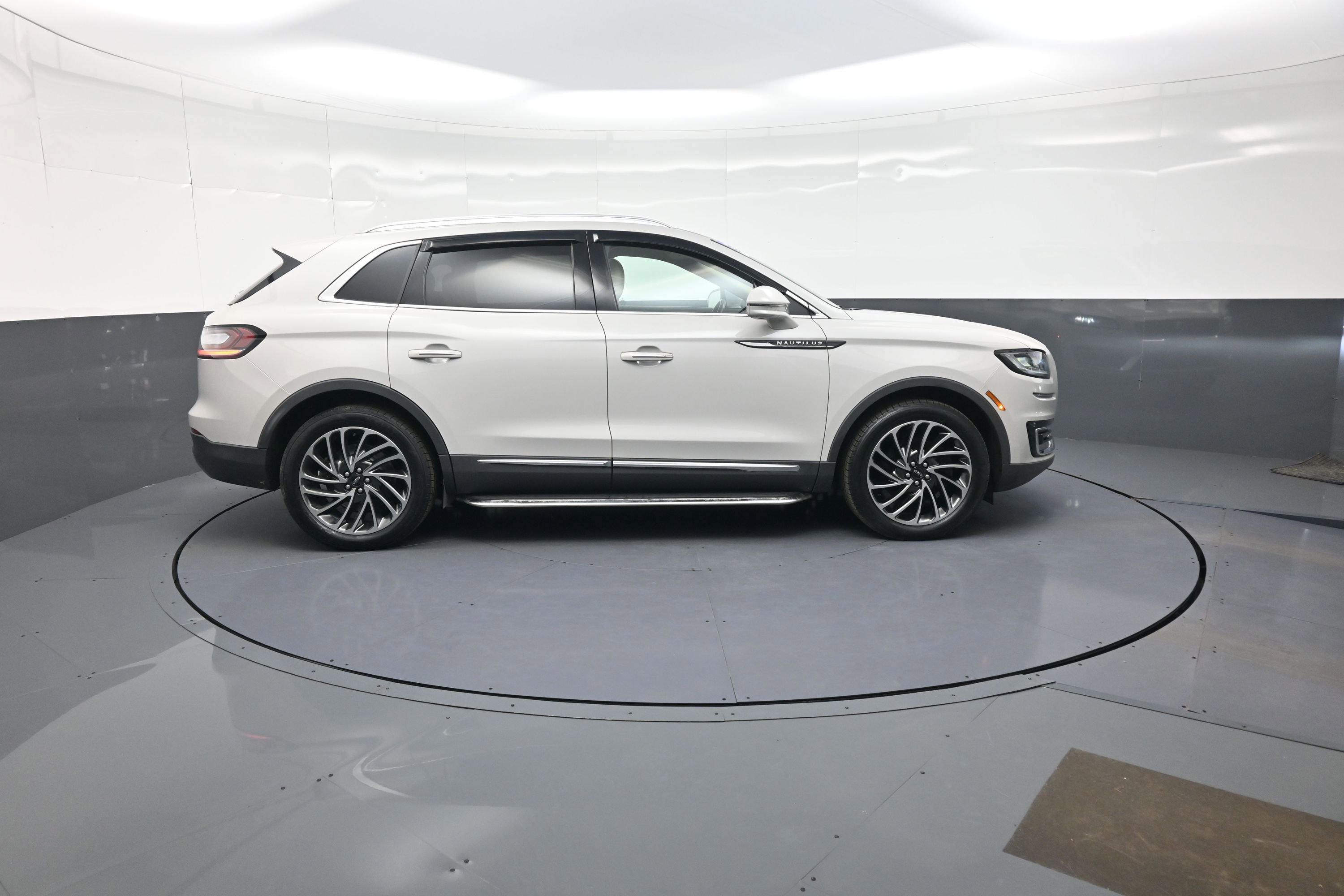 Used 2019 Lincoln Nautilus Reserve w/ Driver Assistance Package image 2