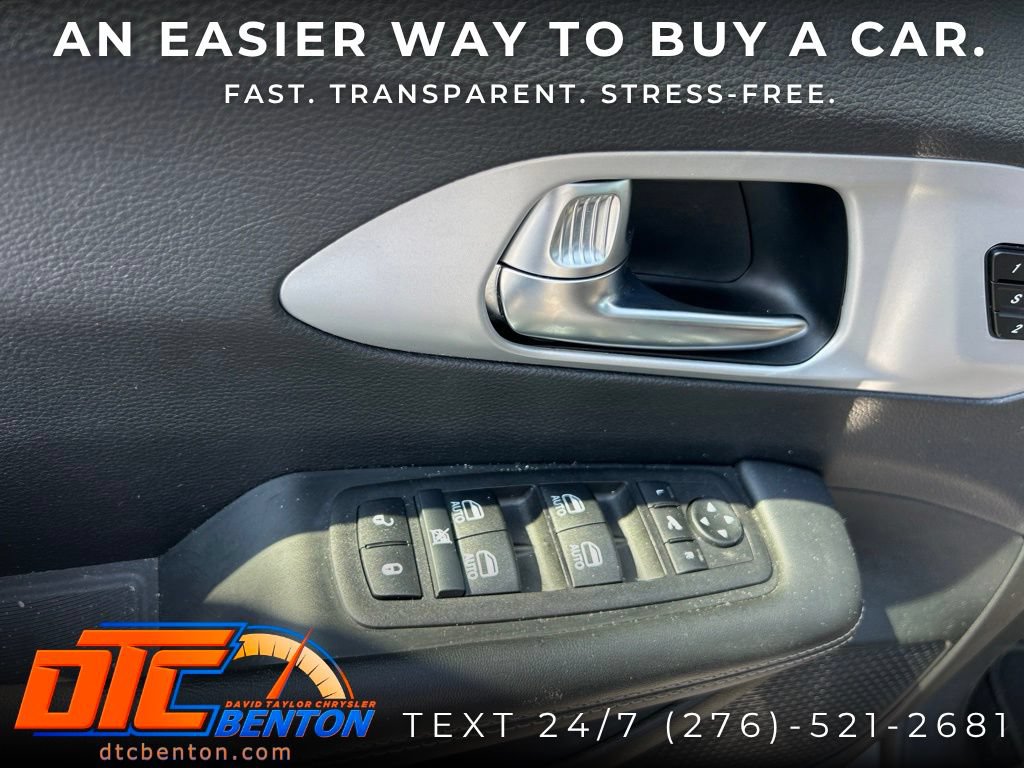 Used 2025 Chrysler Pacifica Limited FWD image 9