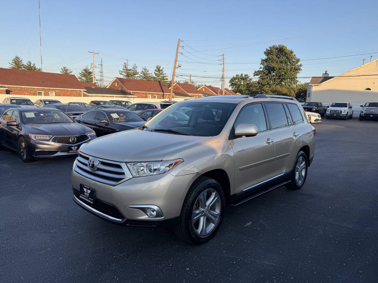 Used 2012 Toyota Highlander Limited w/ Tow Pkg AWD/4WD image 3