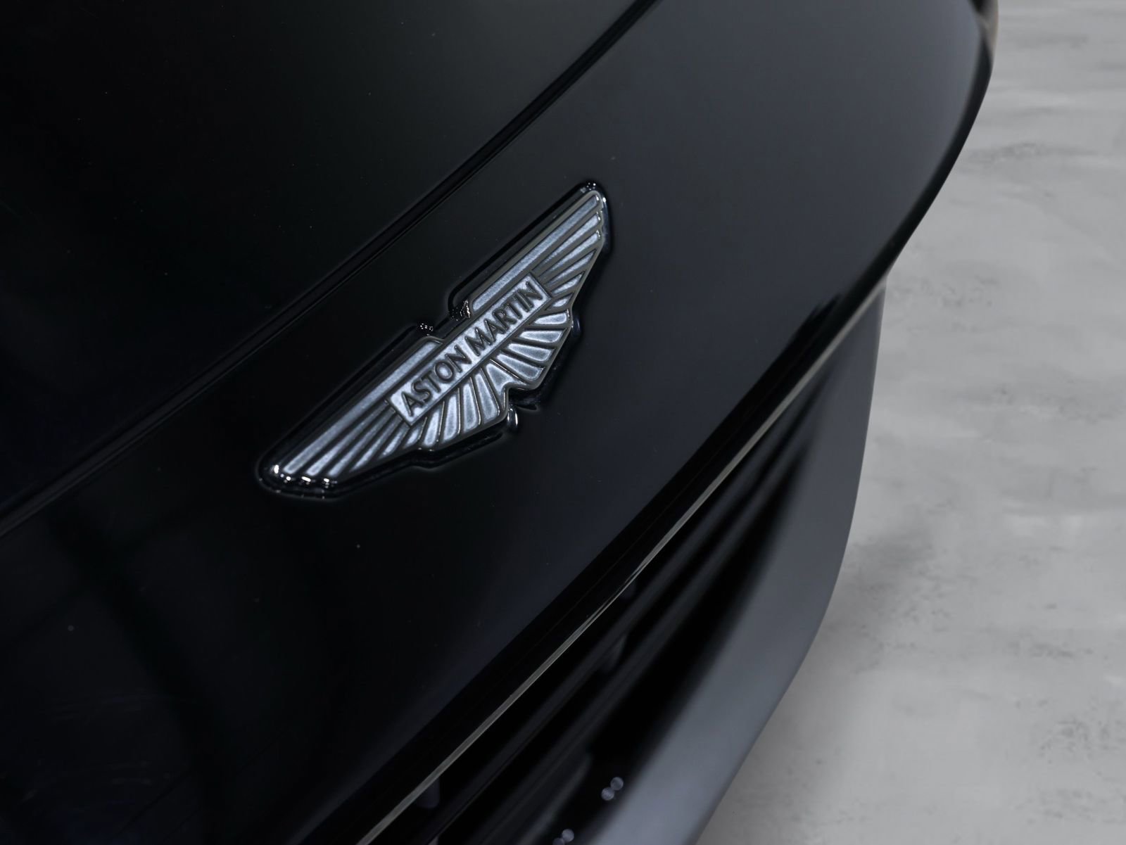 Used 2026 Aston Martin V8 Vantage Coupe RWD image 28