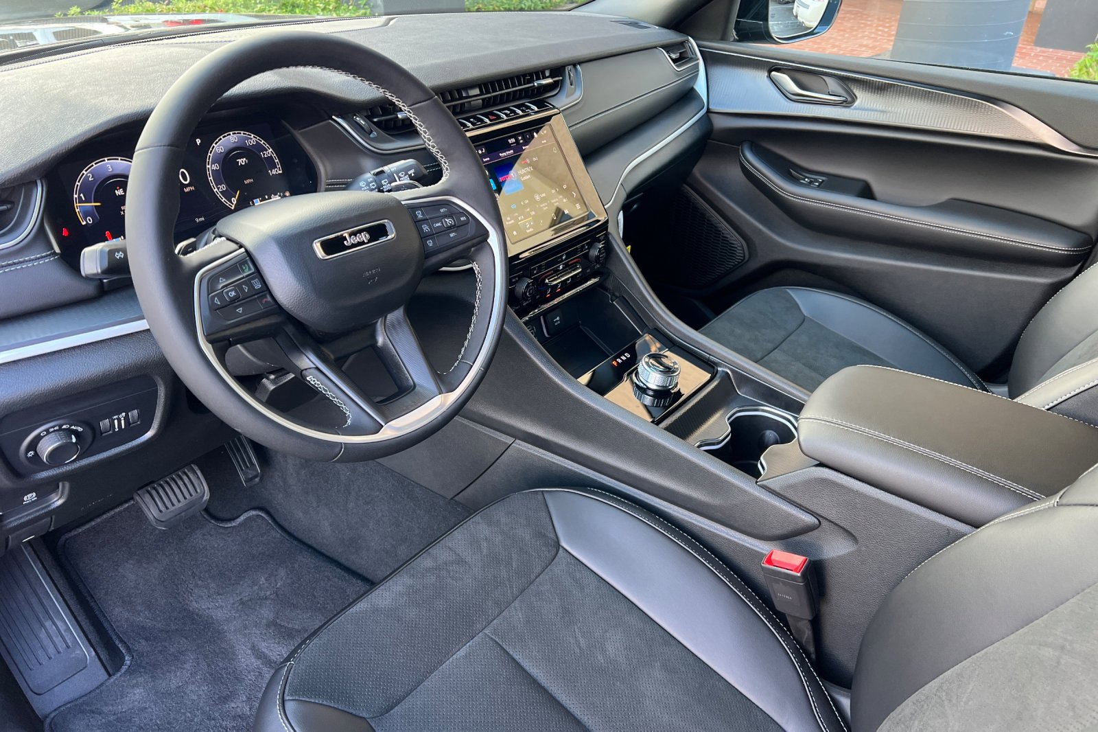New 2025 Jeep Grand Cherokee Altitude image 10