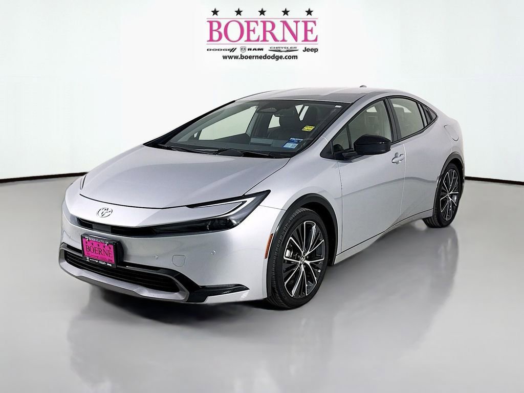 Used 2025 Toyota Prius XLE image 3