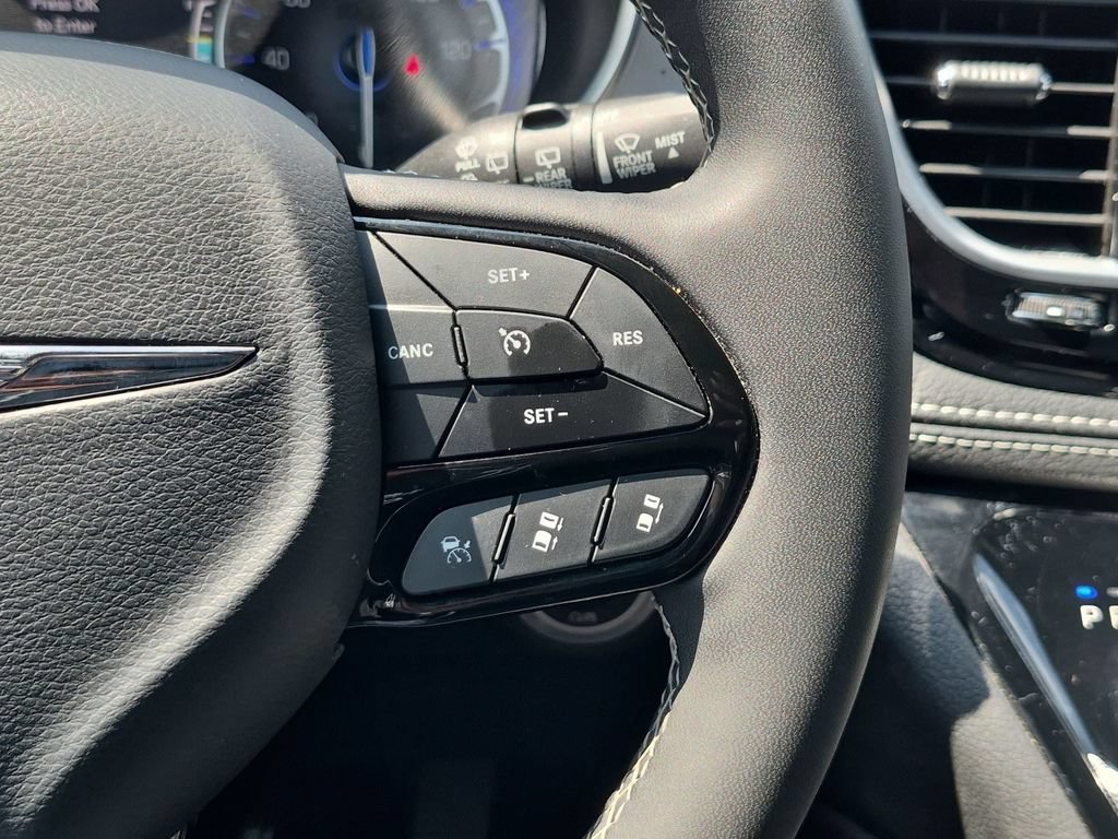 Used 2025 Chrysler Pacifica Limited FWD image 18