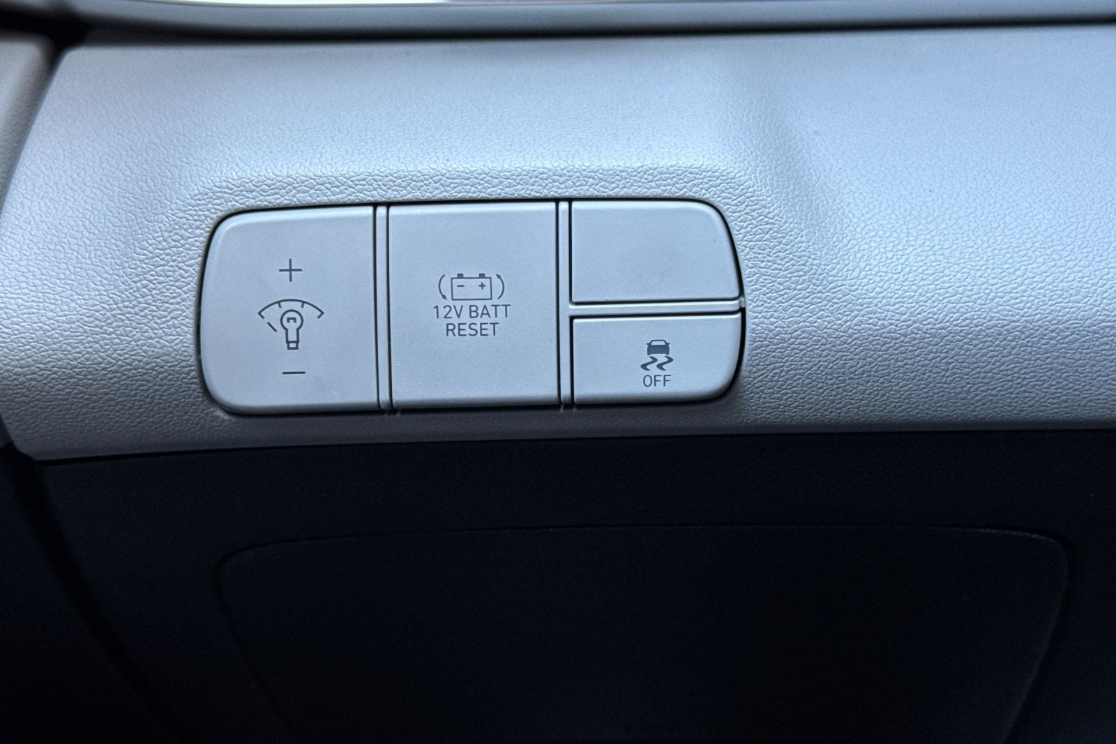 Used 2025 Hyundai Elantra Limited FWD image 30