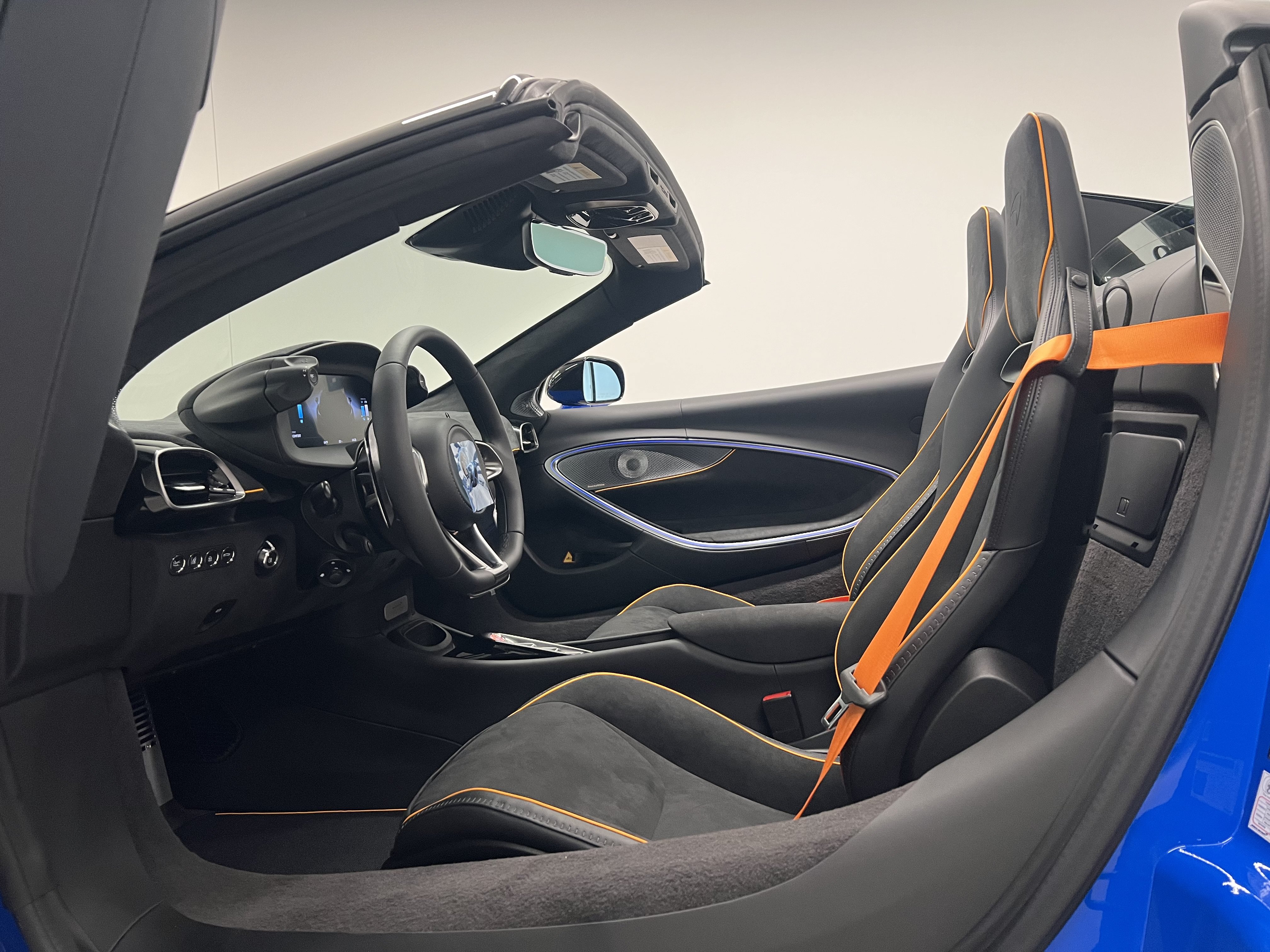 Used 2027 McLaren Artura Spider RWD image 19