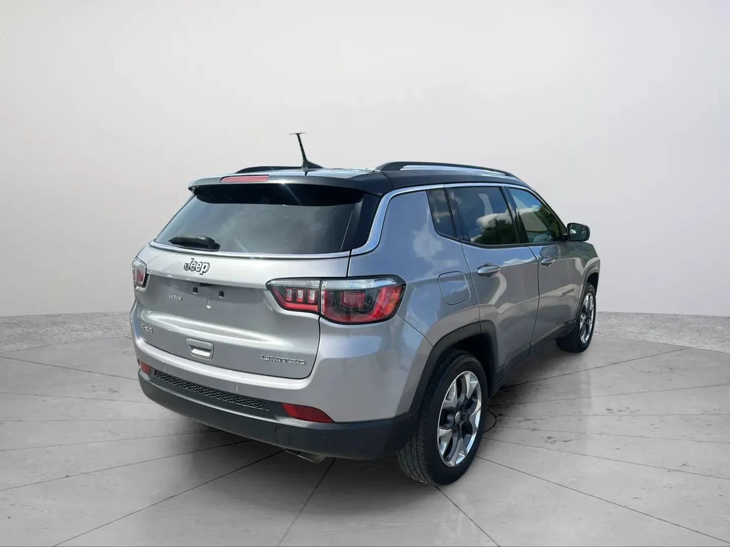 Used 2018 Jeep Compass Limited w/ Safe & Security Group AWD/4WD image 13