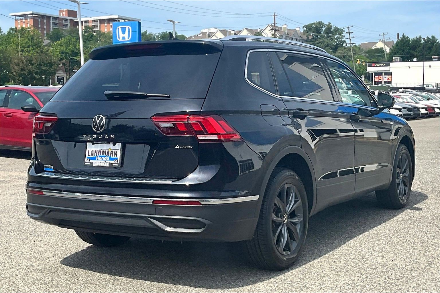Used 2022 Volkswagen Tiguan SE w/ Panoramic Sunroof Package AWD/4WD image 2
